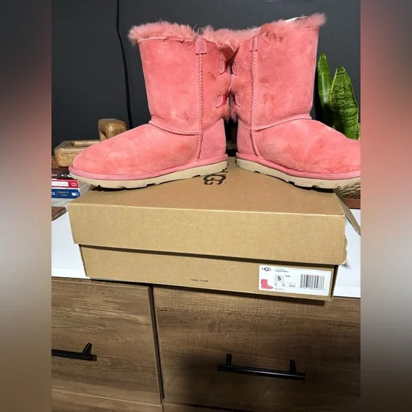 UGG Big Girls Coral Sheepskin Boots - Picture 3 of 10